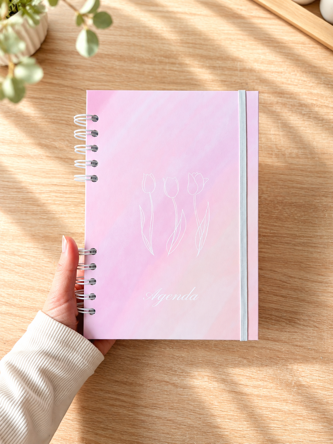 Agenda 2027 de semana vista con portada rosa pastel y tres tulipanes blancos, diseñada y encuadernada a mano.