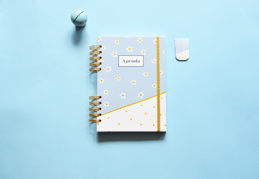 Agenda anual semanal 2026 - diseño margaritas con toques dorados