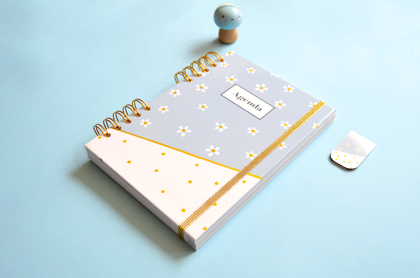 Agenda anual semanal 2026 - diseño margaritas con toques dorados