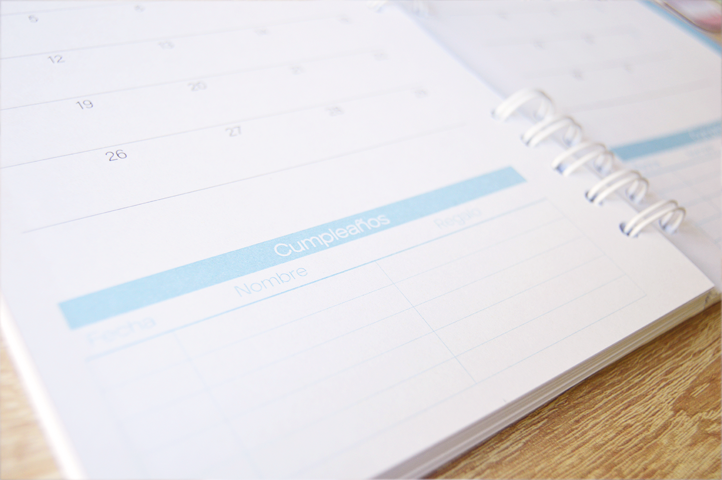 Agenda anual semanal 2026 - diseño margaritas con toques dorados